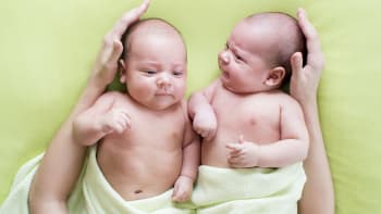 BOOM dvojčat: 9 měsíců pod drobnohledem lékařů