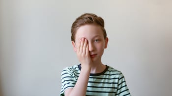 Sedm nejčastějších dětských letních úrazů očí: Víte, co při nich správně dělat?
