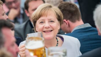 Angela Merkelová: Odchází politička se smyslem pro humor, milovnice fotbalu a kostýmků