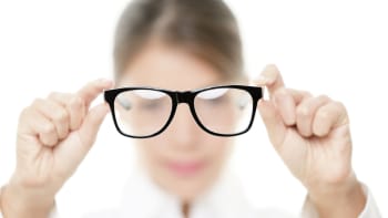 Nejen roušky mohou chránit před koronavirem, pomohou i brýle, říkají oční lékaři