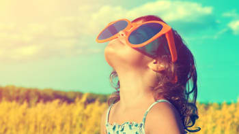Oči a letní nástrahy: Zrak může poškodit klimatizace, slunce i voda