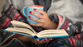 Co číst, když venku mrzne? Vyberte si z žebříčku nejprodávanějších knih