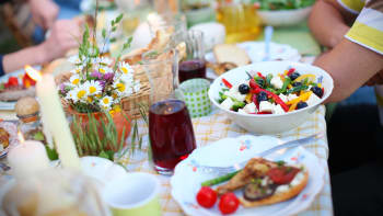 Léto plné chutí: Tipy, co připravit na piknik nebo rodinný výlet a co vařit na chalupě
