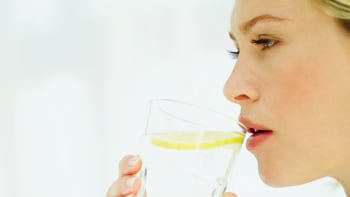 Voda s citronem: 12 důvodů, proč je tak prospěšná pro naše zdraví