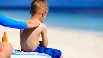 Maminka varuje rodiče: Krém s vysokým SPF vaše dítě na slunci neochrání!