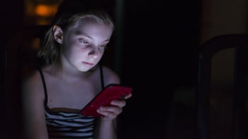 Deprese, pokusy o sebevraždu, sexuální predátoři: Poznejte temné stránky sociálních sítí