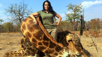 ZRŮDA? Žena se chlubí mrtvolou žirafy a jiných zvířat, která zabila!