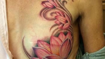 Jak zakrýt jizvy po rakovině? Třeba uměleckým tetováním!