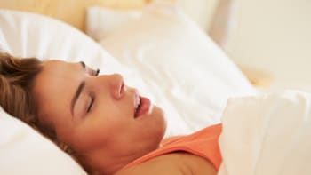 6 důvodů, proč byste neměli nikdy spát s otevřenou pusou