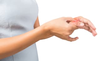 Řeč těla: Co nám odkrývají potíže s prsty na rukou?