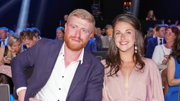 Nejbohatší český hokejista Voráček má třetí dítě. Matkou je tato krásná zdravotní sestra