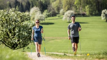 Hubnutí chůzí: Chůze s holemi je o 50 % efektivnější