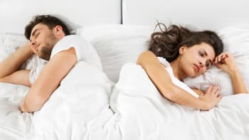 Nuda v posteli: Proč s vámi muž nespí?