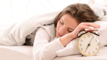 Už v neděli budeme spát o hodinu méně. Jak vás může změna času ovlivnit?