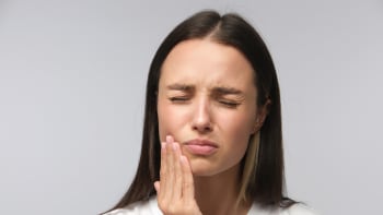 Trápí vás citlivé zuby? Záleží na jídelníčku, technice čištění i hladině hormonů