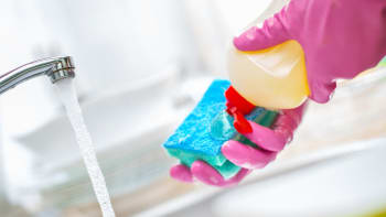 10 triků, jak využít mycí prostředek na nádobí