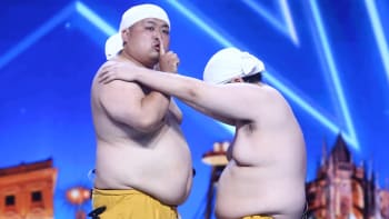 Dva tlouštíci z Japonska umí se svými břichy neuvěřitelné kousky. Má stejný talent i Jakub Prachař?