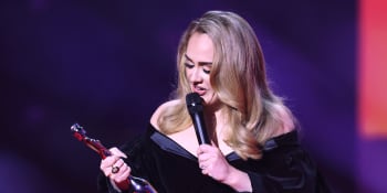 Britské hudební ceny ovládla zpěvačka Adele. Pořadatelé zrušili kategorie podle pohlaví