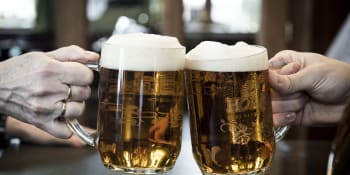 Sledujte ZÁZNAM Hlavních zpráv: Pití piva přijde Čechy draho. Kolik si připlatíme?