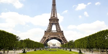 Hromadné znásilnění u Eiffelovky: Policie propustila zadržené, politici chtějí místo uzavřít
