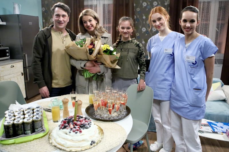 Poslední klapka seriálu Sestřičky byla slavnostní. Sabina Laurinová totiž slavila narozeniny.