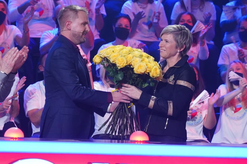Kateřina Neumannová dostala ke svým narozeninám od Libora Bouček pugét květin.