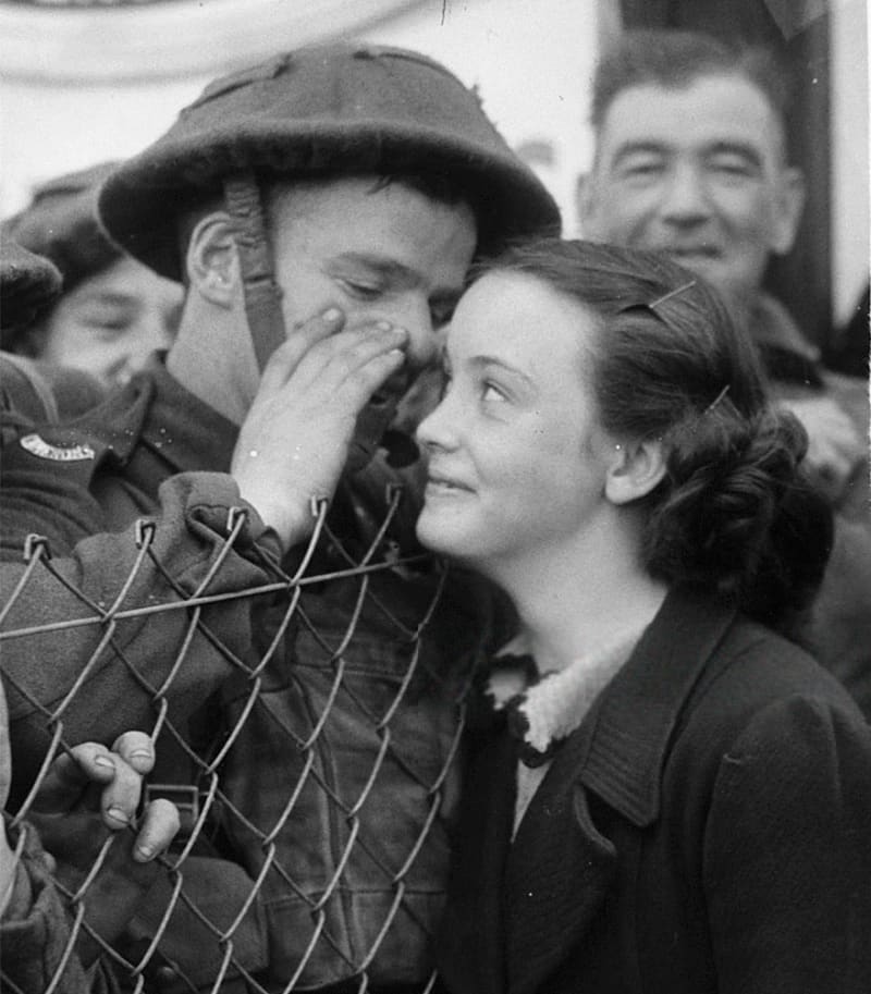 Britský voják šeptá své drahé polovičce zamilovaná slůvka před odjezdem na frontu, rok 1939