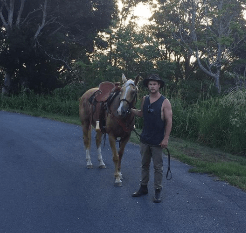 Chris Hemsworth momentálně žije v Austrálii a rád jezdí na koni