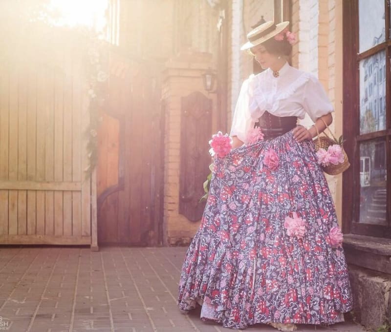 Žena z Ukrajiny se každý den obléká do šatů z 19. století