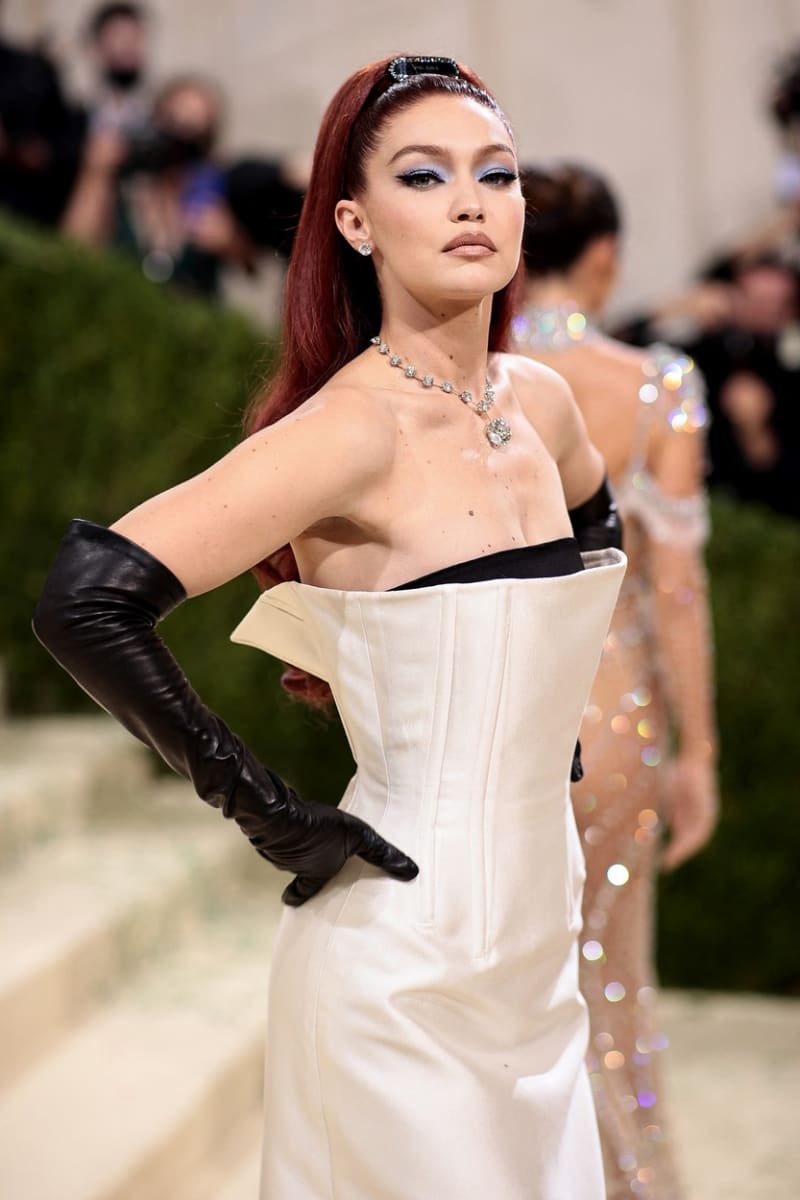 Modelka Gigi Hadid v šatech od Prady připomínala snímek Snídaně u Tiffanyho