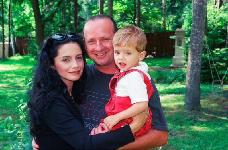 S producentem Petrem Kratochvílem se Lucie seznámila na začátku své kariéry a v roce 1995 se jim narodil syn Filip.