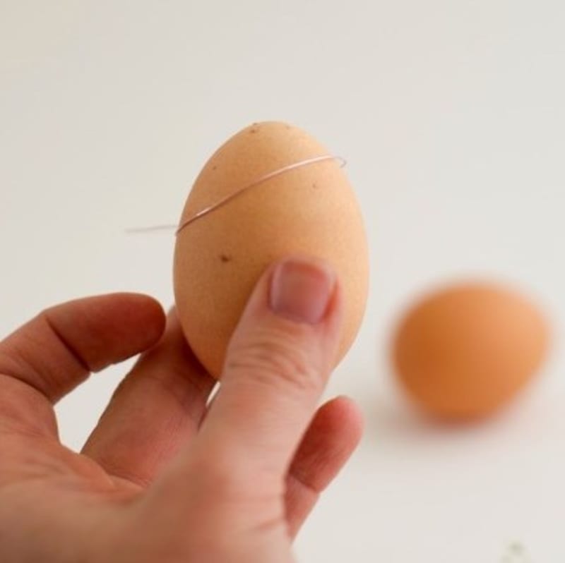 Drátek obtočte kolem vajíčka, abyste věděli, jak velký má kroužek být.