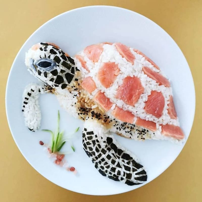 Mořská želva sashimi - s čerstvým lososem a okurkou, podávaná se sojovou omáčkou, wasabi a zázvorem.