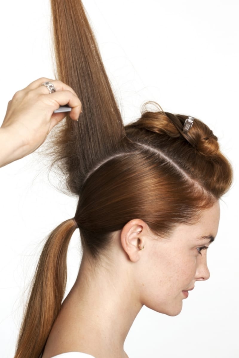 4.	Uvolněte ze sponky střední díl vlasů na zadní straně hlavy. Rozdělujte na úzké pramínky a tupírujte směrem od kořínků. Natupírujte i horní vlasy.