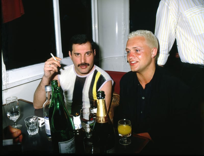 Freddie Mercury během dne obvykle vykouřil dvě krabičky cigaret, ale nikdy je nešlukoval.