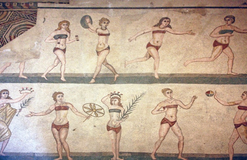 Podprsenka se objevila už ve starověkém Římě při atletických závodech, kdy ženy jako úbor používaly obvazy kolem ňader.