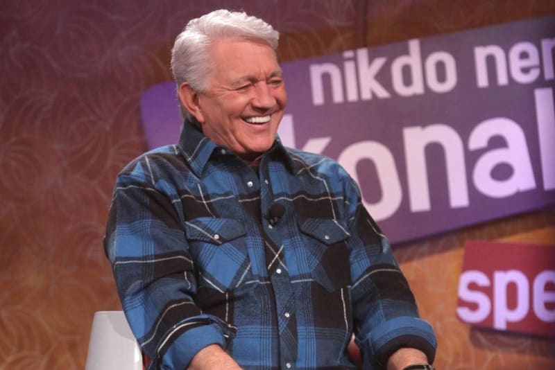 Herec, dabér a moderátor Jiří Krampol v oblíbeném pořadu Nikdo není dokonalý.
