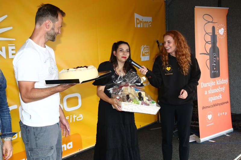 Denisa Nesvačilová, Lukáš Langmajer, Roman Tomeš a Lucie Benešová během moderování Evu Decastelo zaskočili dortem a dárkovým košem.
