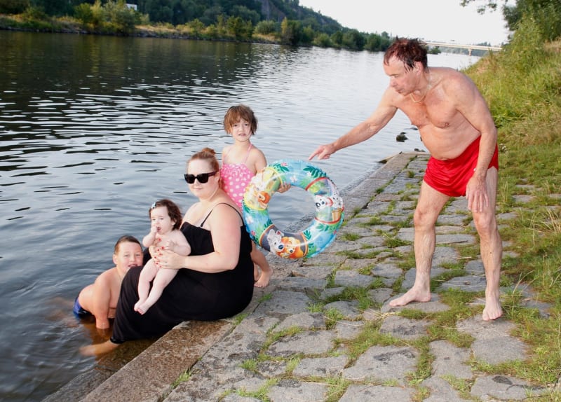 Jan Saudek s Pavlínou Hodkovou a jejich dětmi u vody.