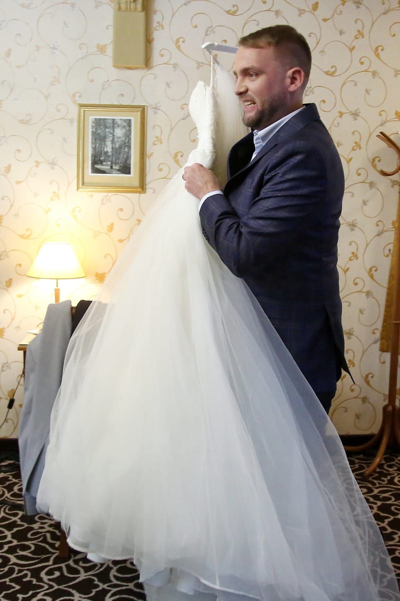 Libor Bouček coby nosič svatebních šatů