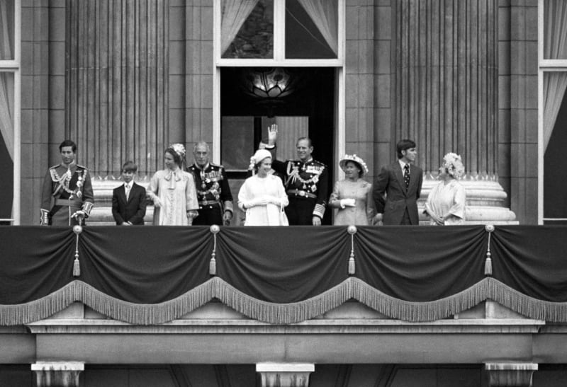 Královská rodina v roce 1977, princezna Margaret je třetí zprava.