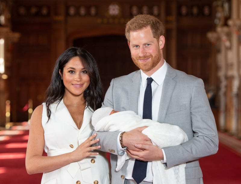 Princ Harry a Meghan Markle s prvním potomkem, synem Archiem (květen 2019)