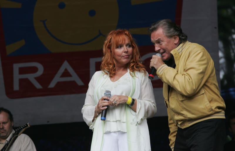 Marcela Holanová s Karlem Gottem nazpívali velký hit Čau lásko.