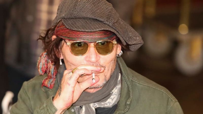 Johnny Depp přiletěl do Varů.
