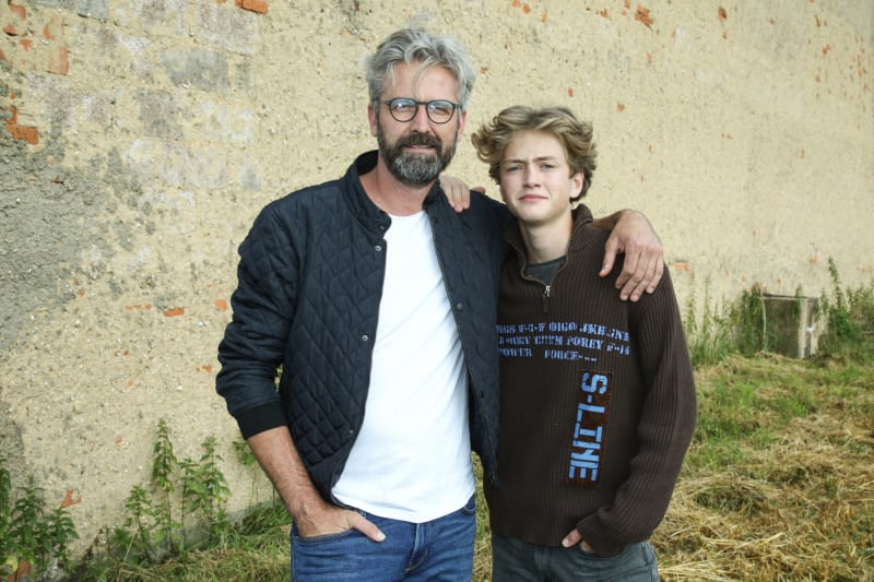 Roman Zach hraje v seriálu se svým synem Prokopem.