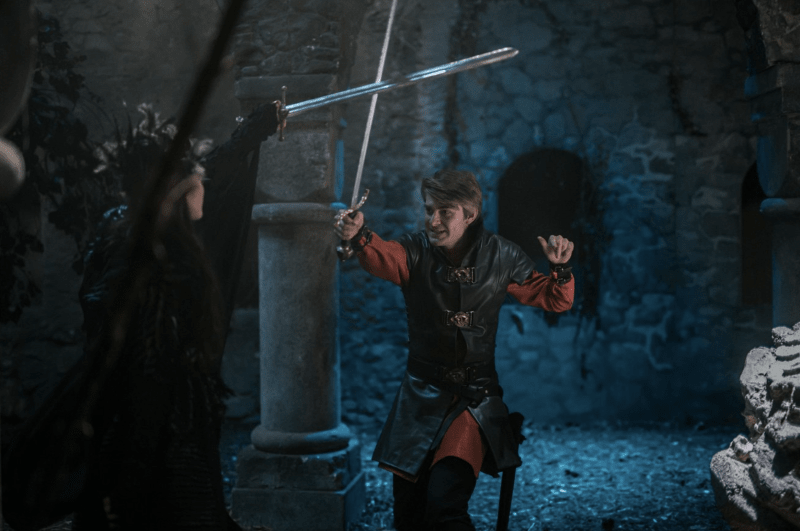 Pro roli prince se například musel naučit zacházet s mečem. Aby tyto scény vypadaly co nejpřirozeněji, absolvoval několikatýdenní tréninky s kaskadérem a choreografem bojových scén Igorem Krištofem.