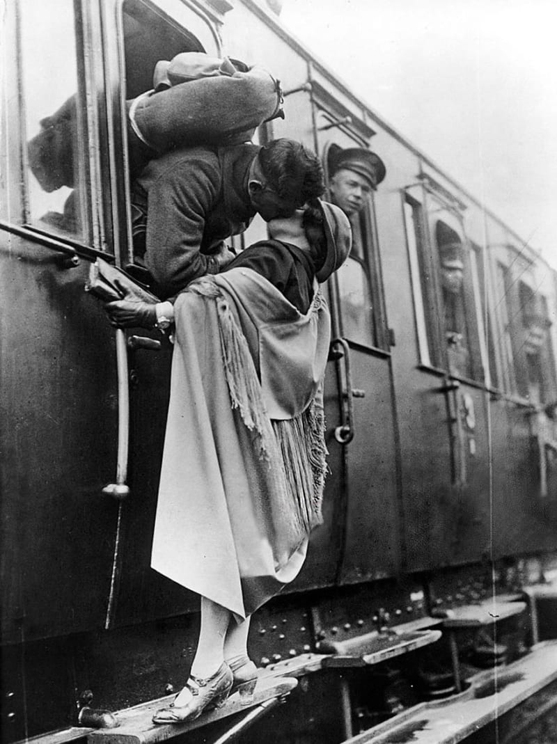 Americký voják vášnivě líbá svou ženu před odjezdem do války, rok 1922