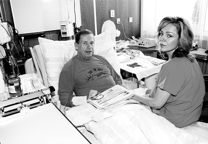Dagmar Havlová se svým chotěm Václavem Havlem v nemocnici (27. 12. 2001)