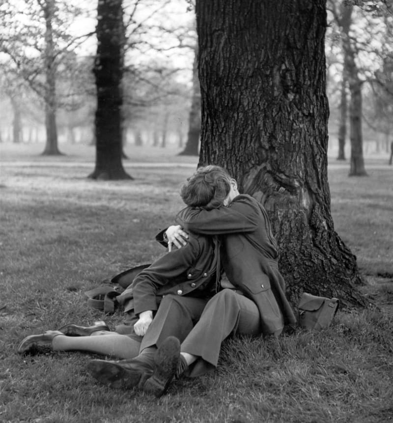 Seržant a jeho dívka ve vášnivém objetí, rok 1945