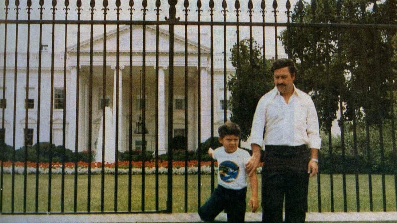 Archivní fotka Pabla Escobara se synem.